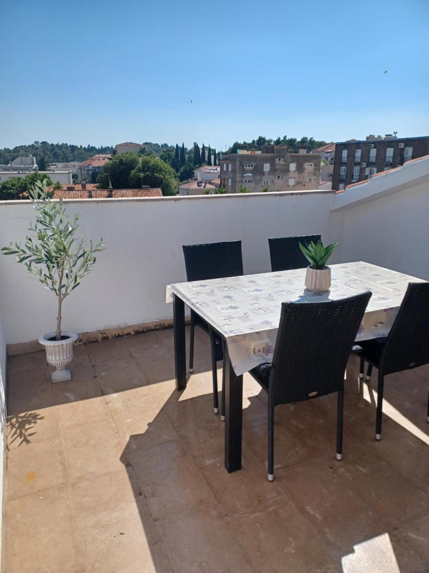 Apartments Emilija Makarska Szoba fotó
